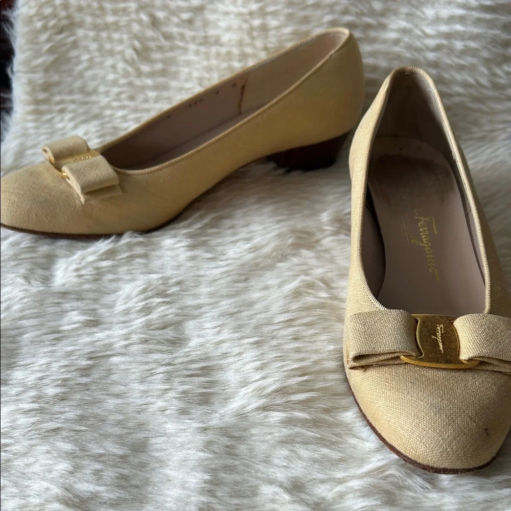 Salvatore Ferragamo Women's Beige Bow Loafers - Picture 1 of 6